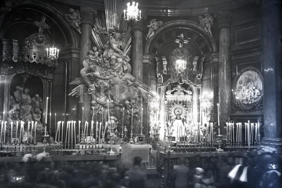 Misa ante el altar mayor de la Basílica y la presencia de la Virgen. Años 20