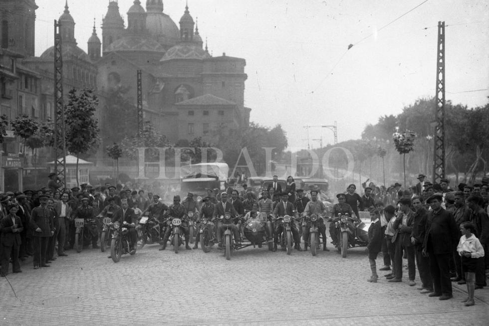 Carrera de motos en el paseo Echegaray de Zaragoza, a finales de los años 40