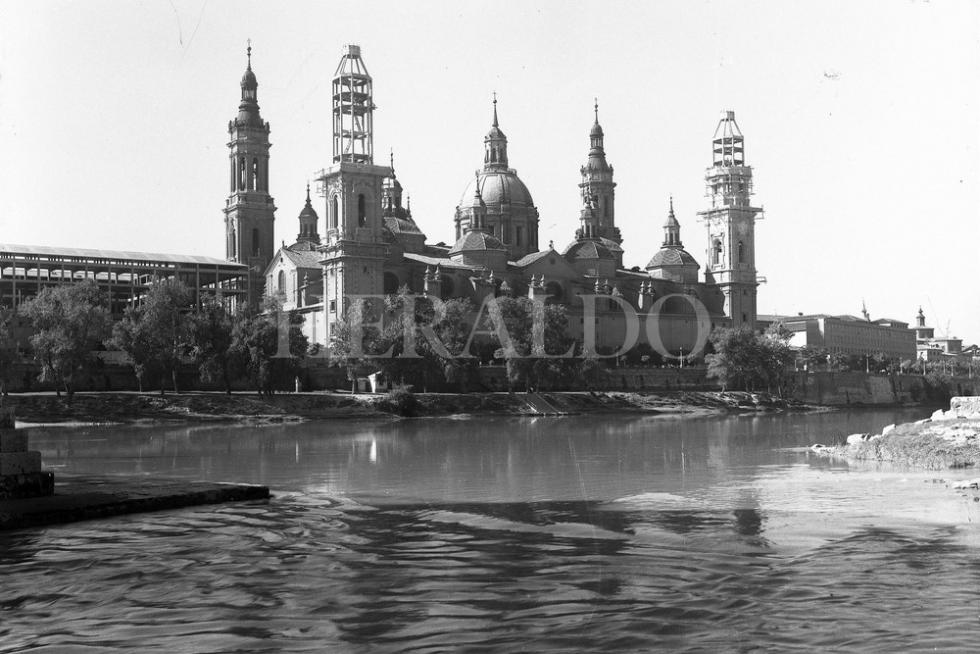Las basílica del Pilar con las torres en obras