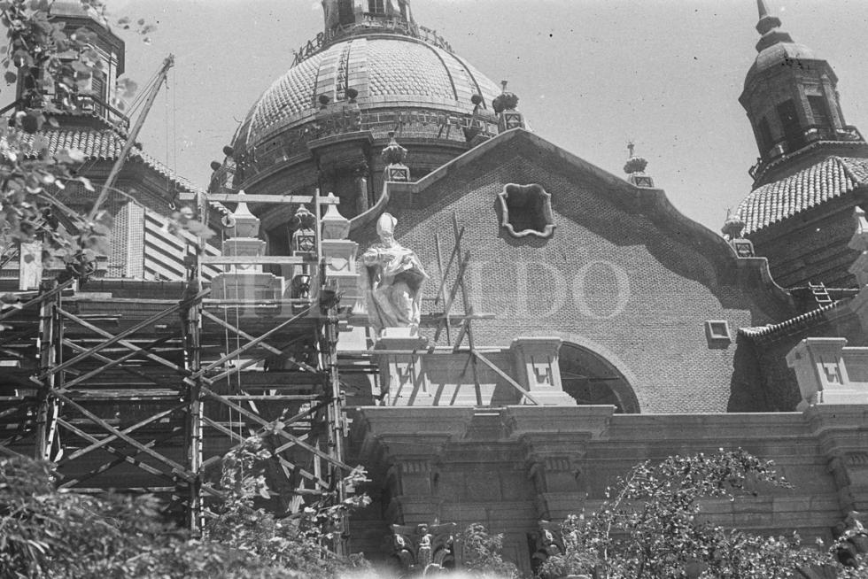 Vista de la Basílica en la época en la que se estaban construyendo las dos torres de la fachada que da al Ebro, entre 1949 y 1961