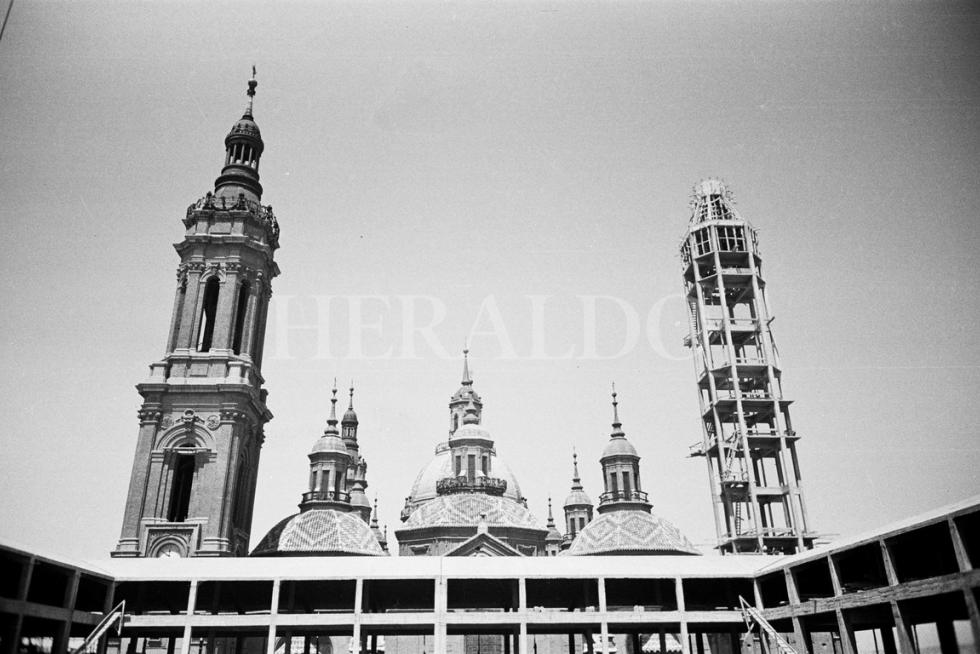 Vista de la Basílica en la época en la que se estaban construyendo las dos torres de la fachada que da al Ebro, entre 1949 y 1961