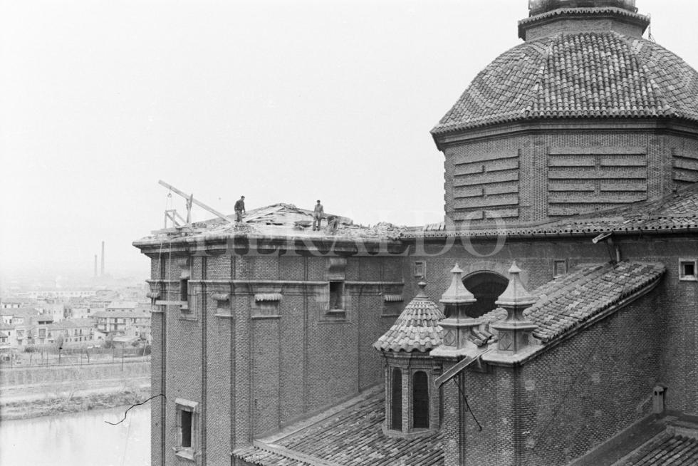 Vista de la Basílica en la época en la que se estaban construyendo las dos torres de la fachada que da al Ebro, entre 1949 y 1961
