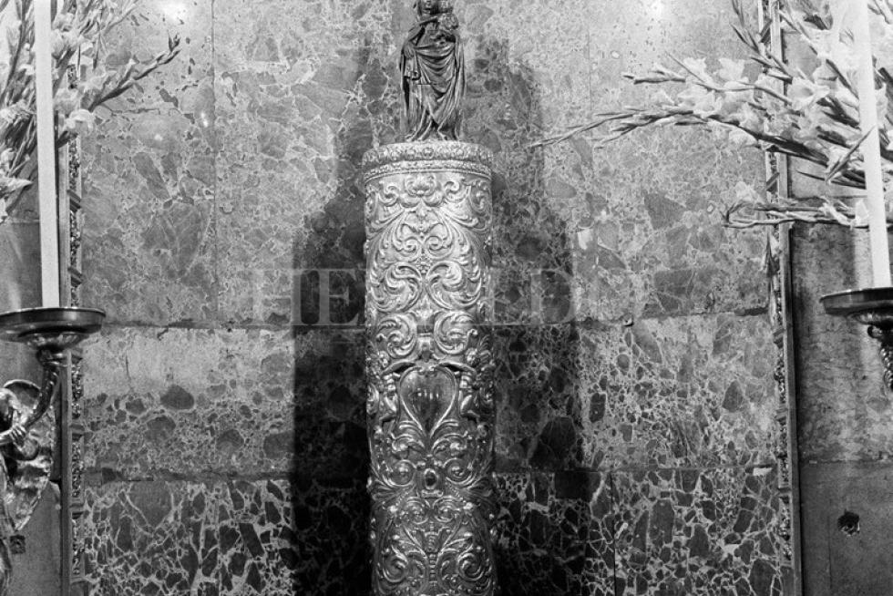 La Virgen con la columna sin manto, solo con su cubierta protectora de cobre en los años 60