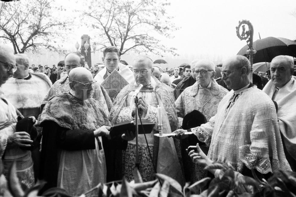 Bendición de las últimas dos torres en 1961, con la presencia de Leonor Sala, viuda de Urzaiz, que sufragó la construcción