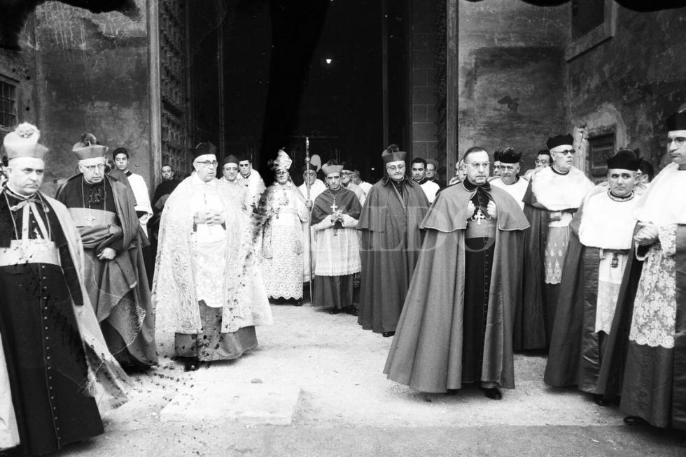 Bendición de las últimas dos torres en 1961, con la presencia de Leonor Sala, viuda de Urzaiz, que sufragó la construcción