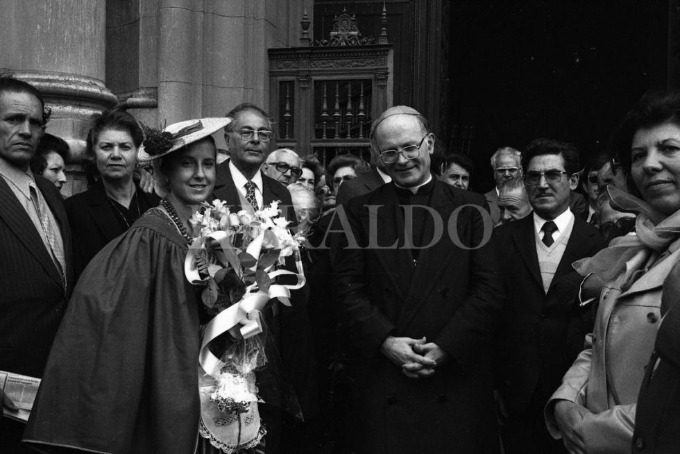 El entonces arzobispo de Zaragoza, monseñor Elías Yanes, a la salida de misa en la Basílica del Pilar en 1978