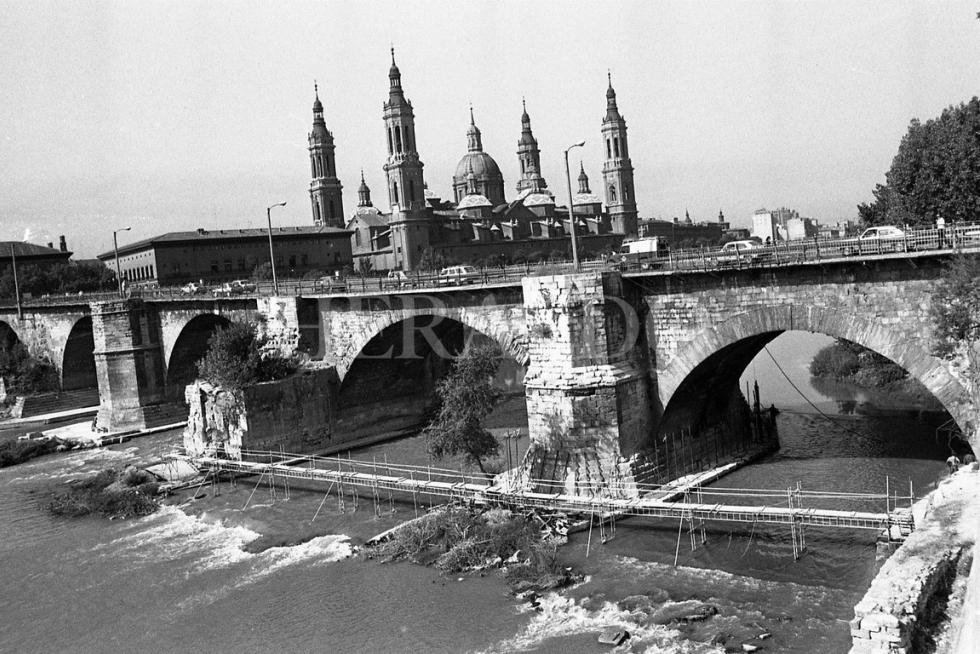 Vista de la Basílica y el puente de Piedra de Zaragoza en 1987