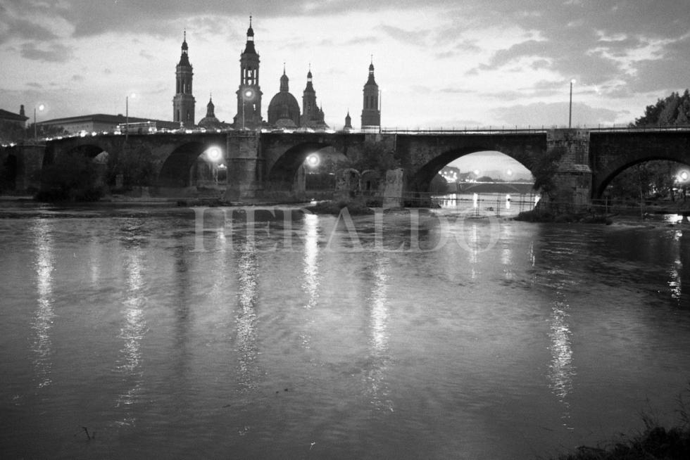 Vista de la Basílica y el puente de Piedra de Zaragoza en 1987