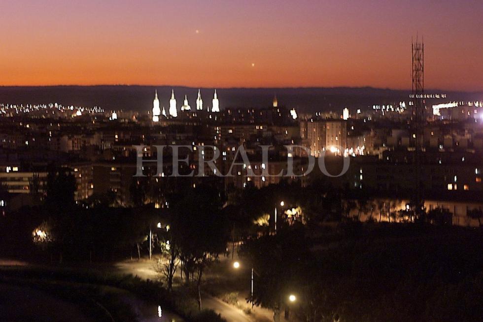 En una noche zaragozana poco iluminada, destaca al fondo la Basílica del Pilar
