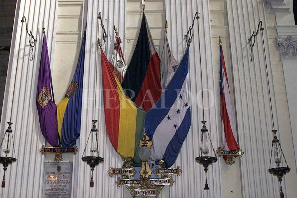 En el interior de la Basílica, la temática de la Hispanidad está muy presente. Por ejemplo, en estas banderas de países sudamericanos
