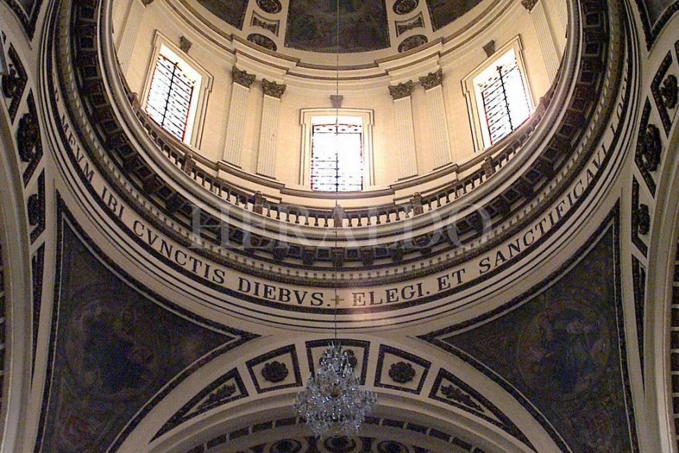 Detalles del interior de la Basílica del Pilar de Zaragoza al comienzo del milenio