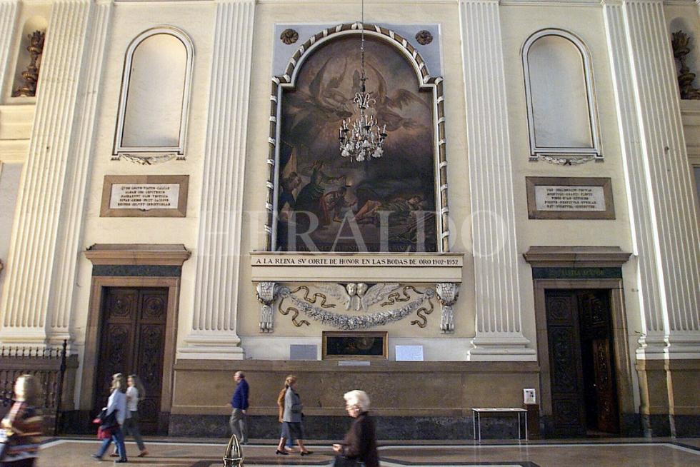 Detalles del interior de la Basílica del Pilar de Zaragoza al comienzo del milenio