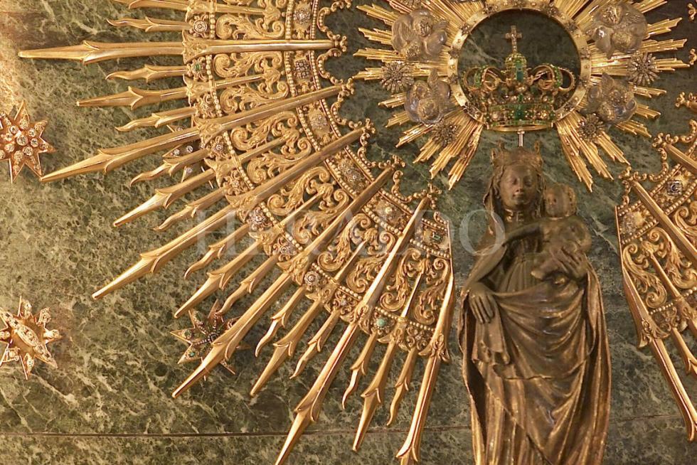 Detalle de la Virgen y su imponente Corona