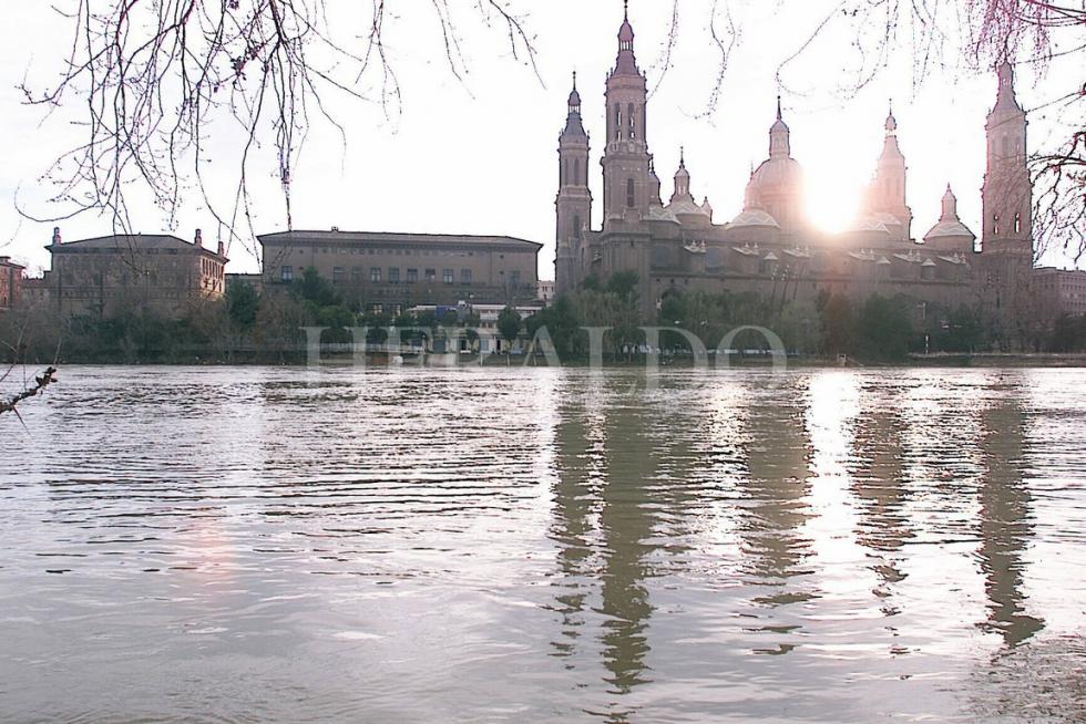 El palacio de la Lonja, el Ayuntamiento de Zaragoza y la Basílica del Pilar desde la margen izquierda del Ebro en 2001