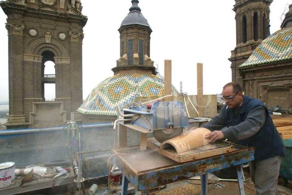 Un trabajador en las obras de reparación de la cubierta de la Basílica, en 2002