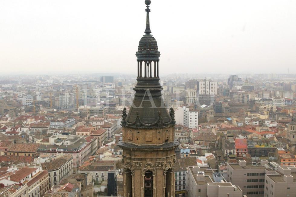 Una torre con el Casco Histórico al fondo