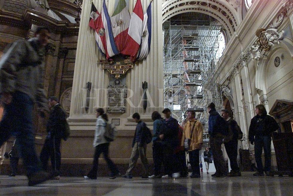 Visitantes a la Basílica. Al fondo, andamios para las obras de rehablitación de una de las cúpulas