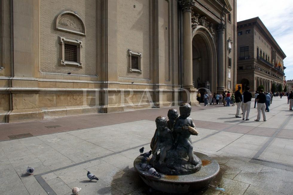 La famosa fuente de la plaza del Pilar en primer término