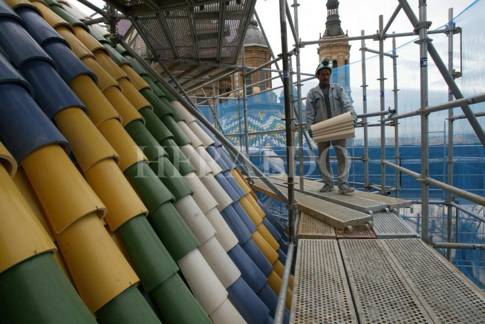 Obras de retejado y conservación de la cubierta de la cúpula de Santiago en la Basílica del Pilar de Zaragoza en abril de 2004