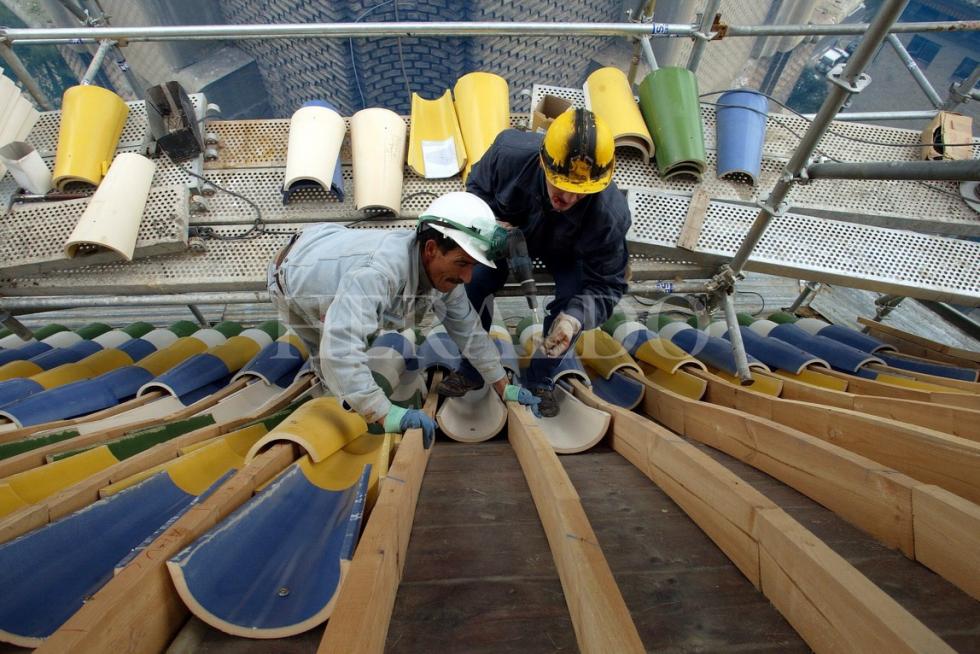 Obras de retejado y conservación de la cubierta de la cúpula de Santiago en la Basílica del Pilar de Zaragoza en abril de 2004