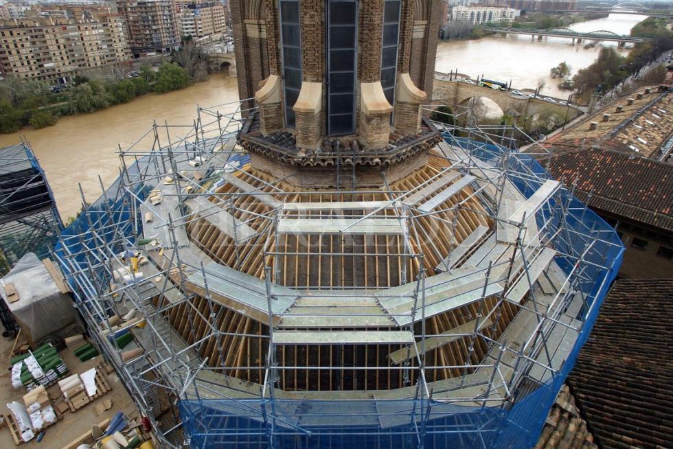 Obras de retejado y conservación de la cubierta de la cúpula de la Virgen en la Basílica del Pilar de Zaragoza en abril de 2004