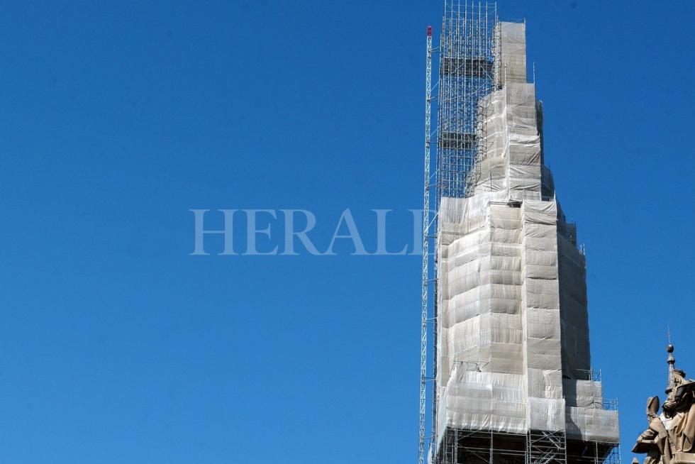 La torre de Santiago completamente oculta por el andamiaje en septiembre de 2005