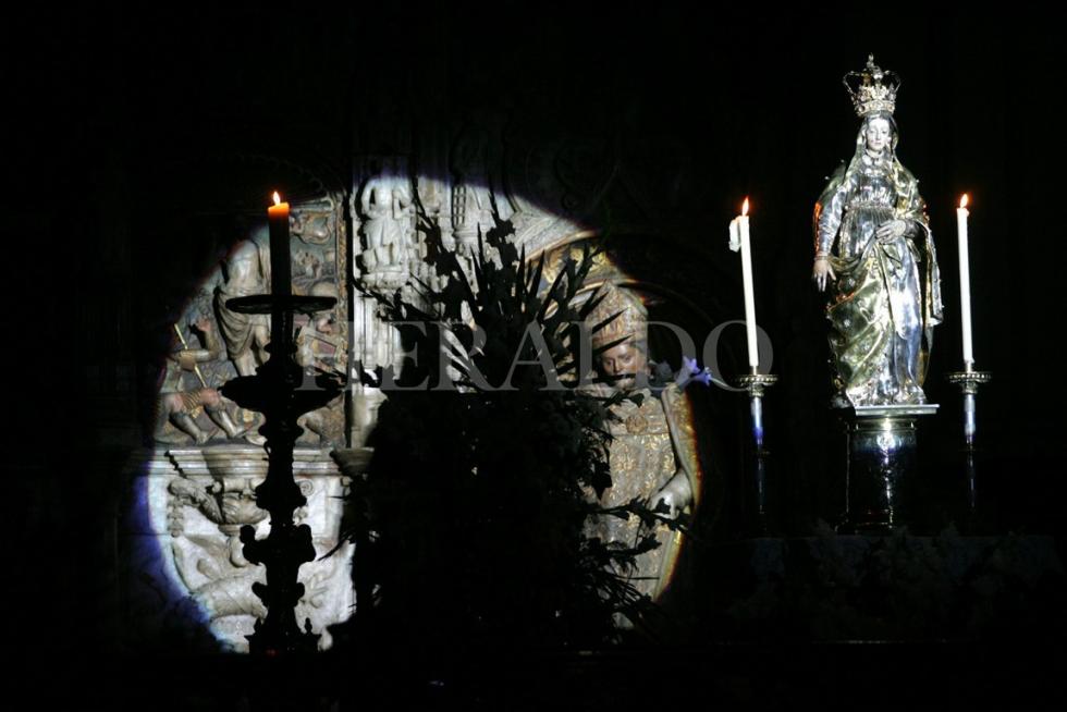 Detalle del altar durante la vigilia juvenil, dentro de los actos del centenario de la Coronación de la Virgen.