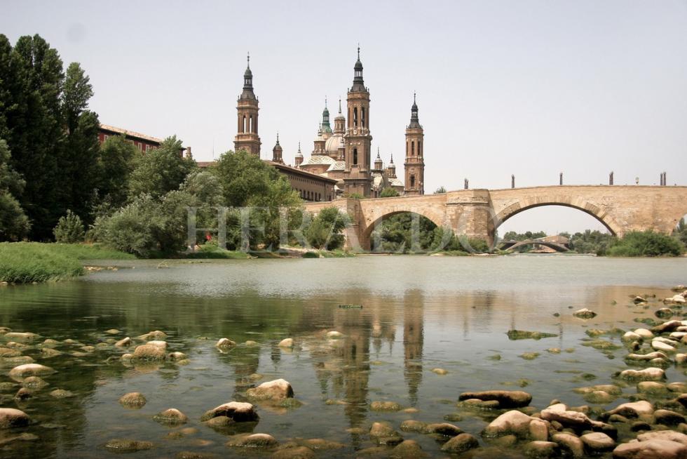La Basílica, ante un Ebro en horas bajas, en plena canícula de 2007