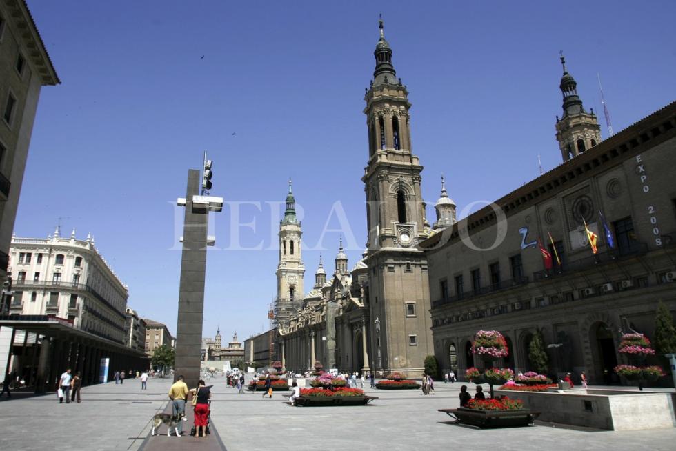 La plaza del Pilar, en 2007. Puede verse el cartel conmemorativo de la próxima Expo en la fachada del Ayuntamiento
