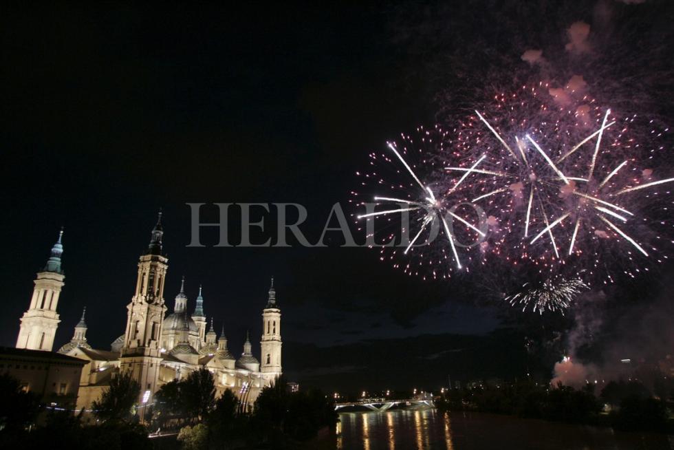 Fuegos artificiales en la inauguración de la rehabilitación de la Basílica el 12 de junio de 2008, 48 horas antes del pistoletazo de salida de la Expo