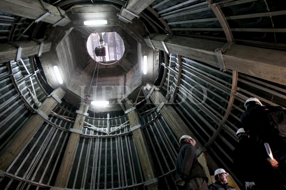 Trabajos de instalación del ascensor panorámico en la torre San Francisco de Borja, el 23 de noviembre de 2010