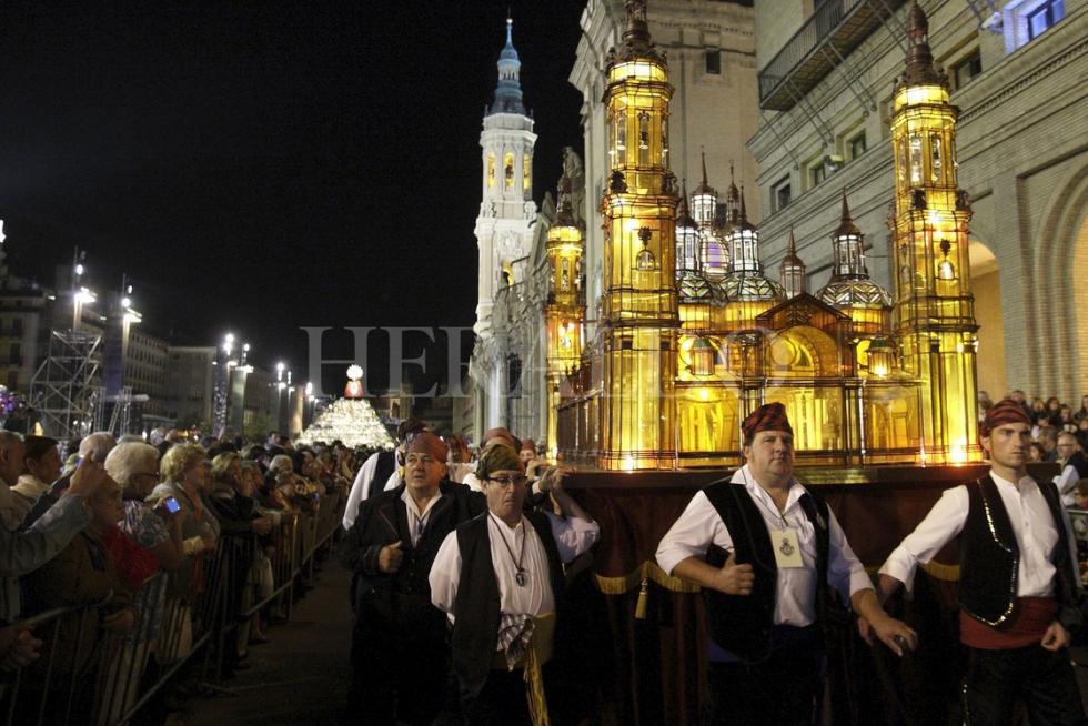 El Rosario de Cristal siempre ofrece emocionantes estampas de las 'dos Basílicas', como ésta de 2012