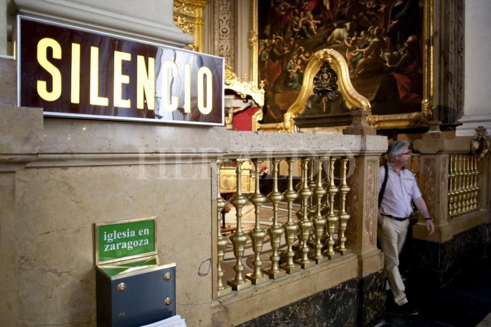 Un cartel ruega silencio en el interior de la Basílica