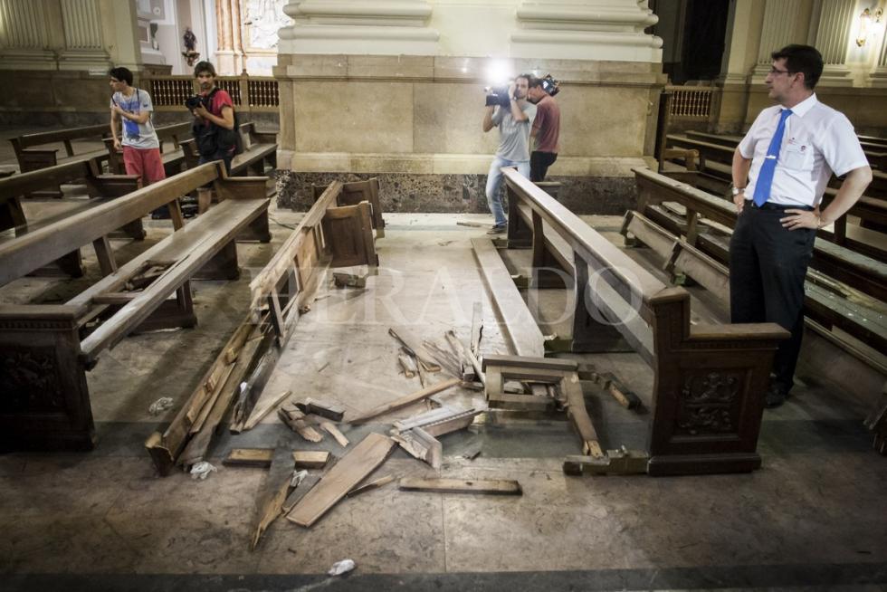 Restos tras el atentado en la Basílica. Un grupo anarquista autodenominado Comando Insurrecionalista Mateo Morral coloca un artefacto explosivo en el interior, sin que hubiera que la mentar daños personales