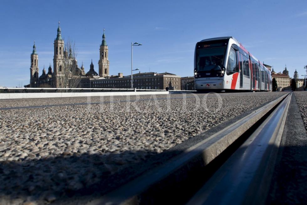 El tranvía, en pruebas en 2013, con la Basílica al fondo