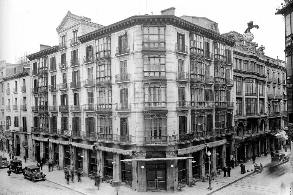 La calle de Alfonso I de Zaragoza, el hogar de la burguesía zaragozana en la década de los años 30. Se proyectó en 1858, en parte como plan inmobiliario que pretendía ofrecer a los burgueses una calle elegante donde residir.