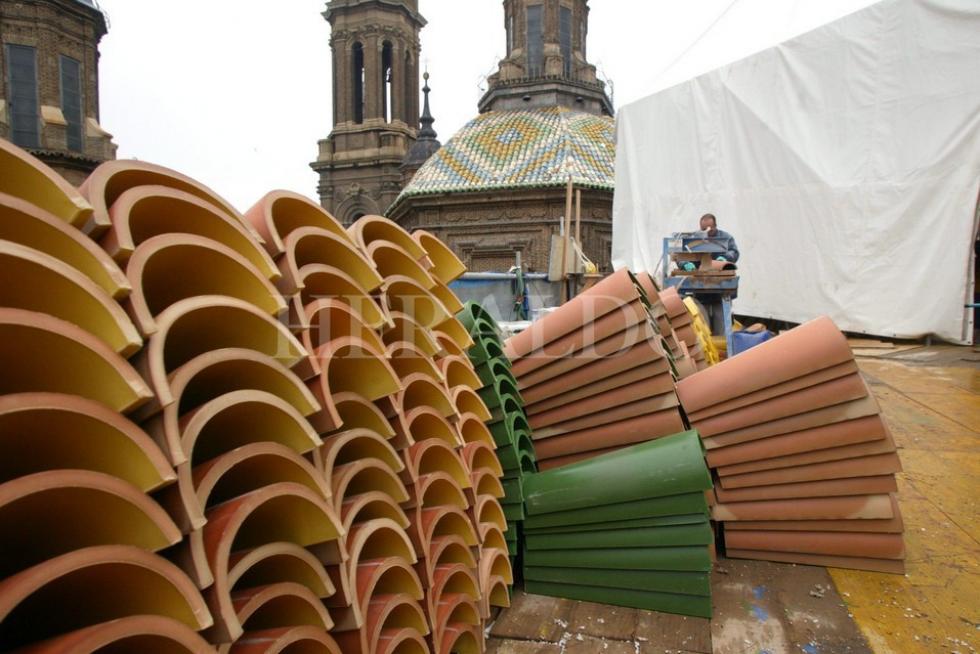 Obras de reparación del tejado en la cubierta correspondiente a la cúpula Regina Martyrum en 2002