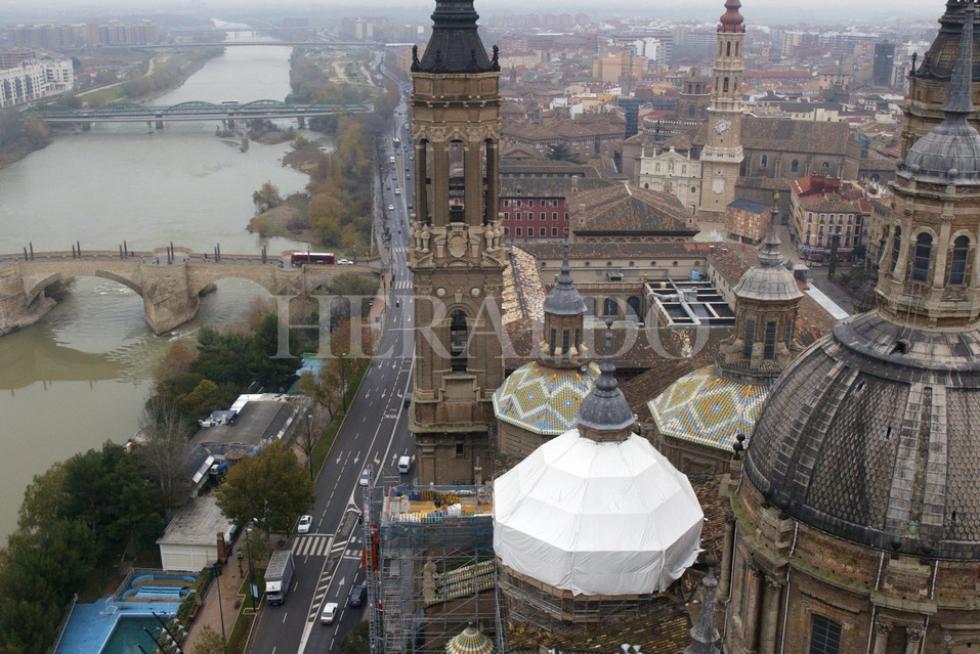Obras de reparación del tejado en la cubierta correspondiente a la cúpula Regina Martyrum en 2002