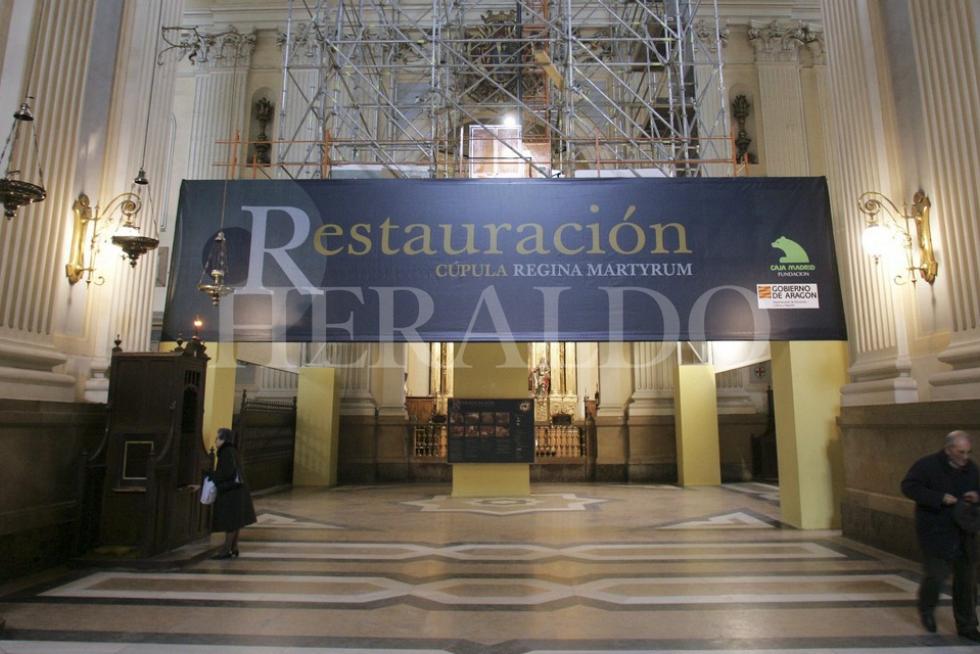 Cartelón anunciando las obras en el interior de la basílica, en 2007