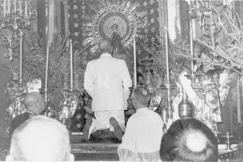 Francisco Franco arrodillado ante la Virgen durante una visita el 15 de junio de 1949