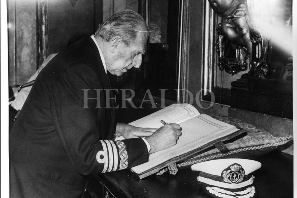 Don Juan de Borbón visita Zaragoza el 27 de mayo de 1988 para ofrecer un manto a la Virgen. En la foto, firmando en el libro de visitantes ilustres