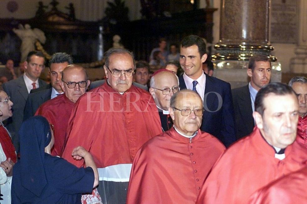 El príncipe Felipe en el interior de la basílica dentro del viaje oficial que realizó a Aragón en junio de 2000
