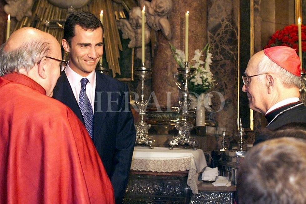 El príncipe Felipe en el interior de la basílica dentro del viaje oficial que realizó a Aragón en junio de 2000