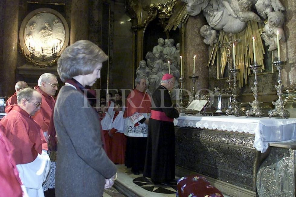 El 30 de noviembre de 2001 la reina doña Sofía no desaprovecha la oportunidad de honrar a la Virgen durante su visita a Zaragoza