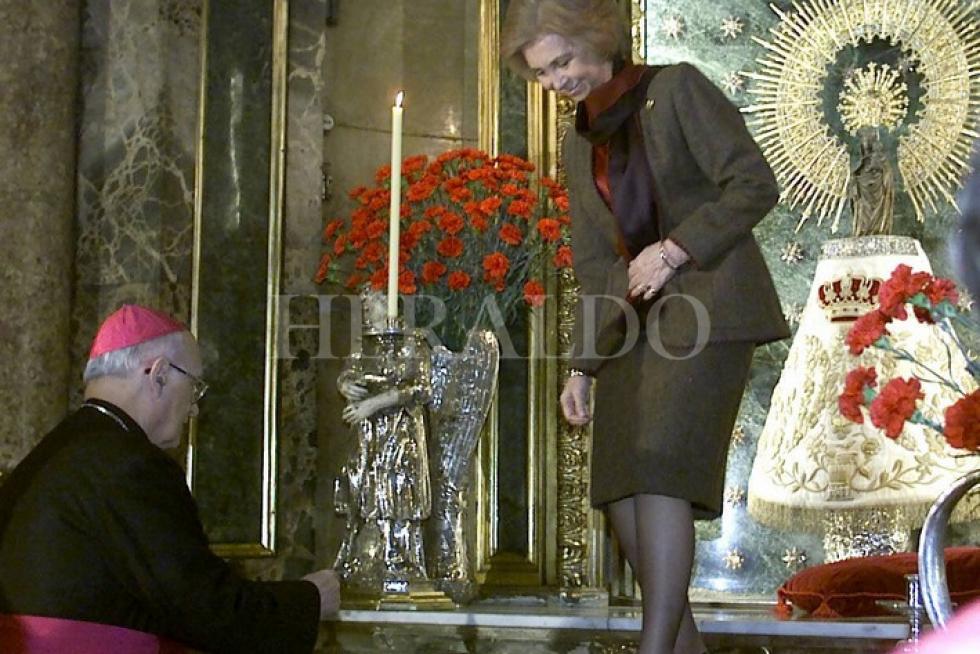 El 30 de noviembre de 2001 la reina doña Sofía no desaprovecha la oportunidad de honrar a la Virgen durante su visita a Zaragoza