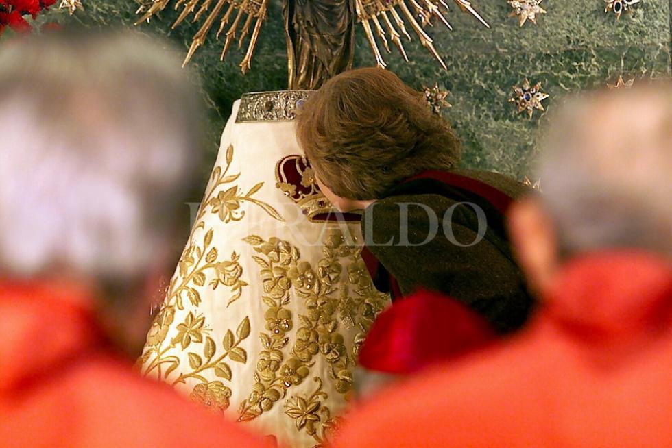 El 30 de noviembre de 2001 la reina doña Sofía no desaprovecha la oportunidad de honrar a la Virgen durante su visita a Zaragoza