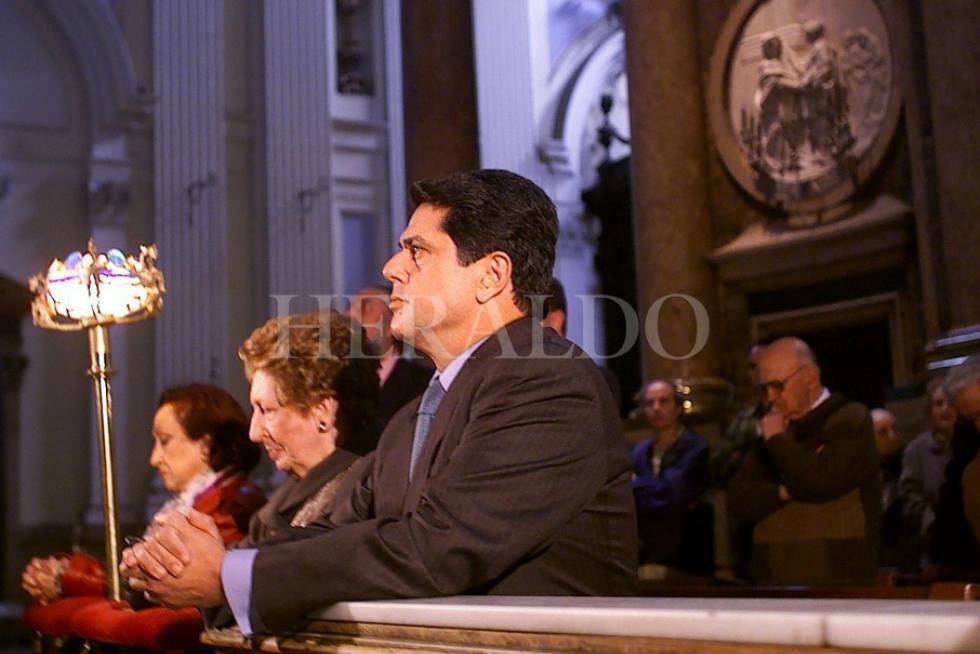 Federico Trillo, entonces ministro de Defensa, reza ante la Virgen el 13 de marzo de 2001