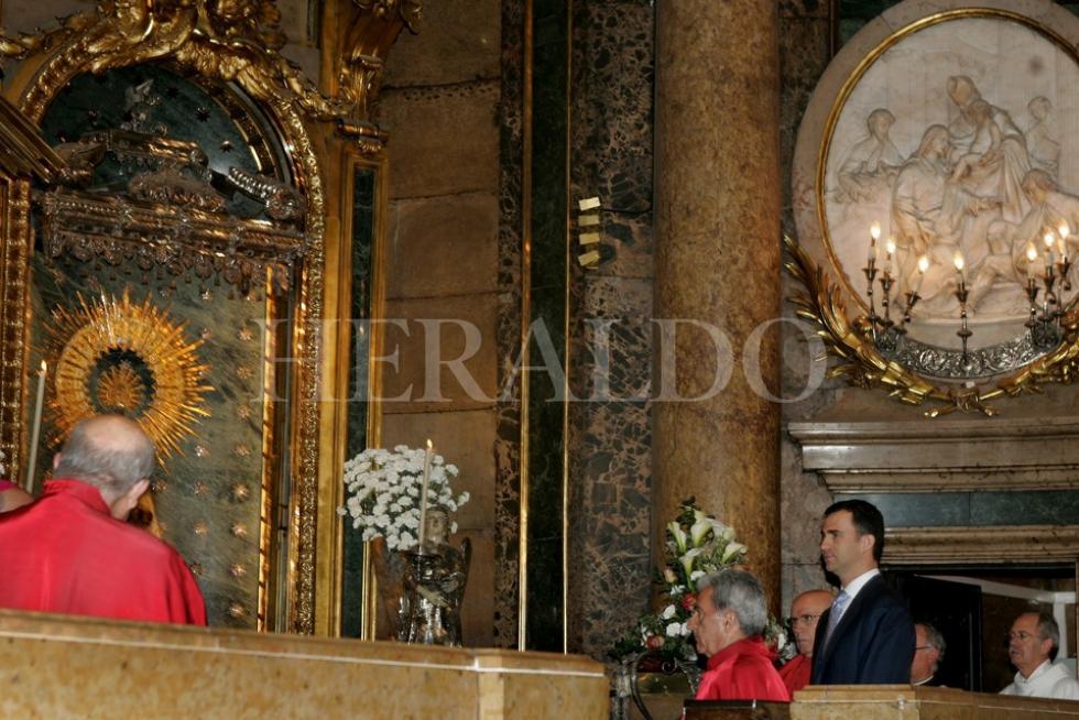El príncipe Felipe visita a la Virgen del Pilar durante la inauguración de los trabajos de restauración de la Regina Martyrum en marzo de 2007
