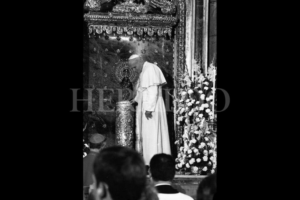El Papa Juan Pablo II reza a la Virgen en la basílica del Pilar en su visita del 10 de octubre 1984, donde se celebró una misa en su honor que contó con la presencia de casi toda la familia real