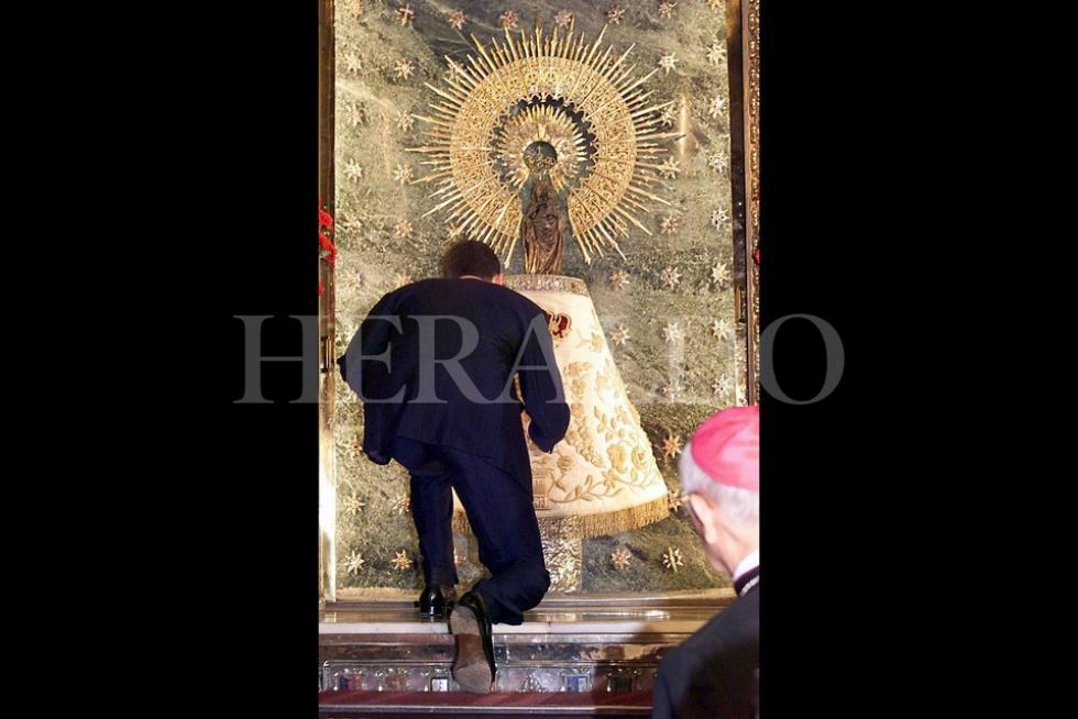 El príncipe Felipe en el interior de la basílica dentro del viaje oficial que realizó a Aragón en junio de 2000